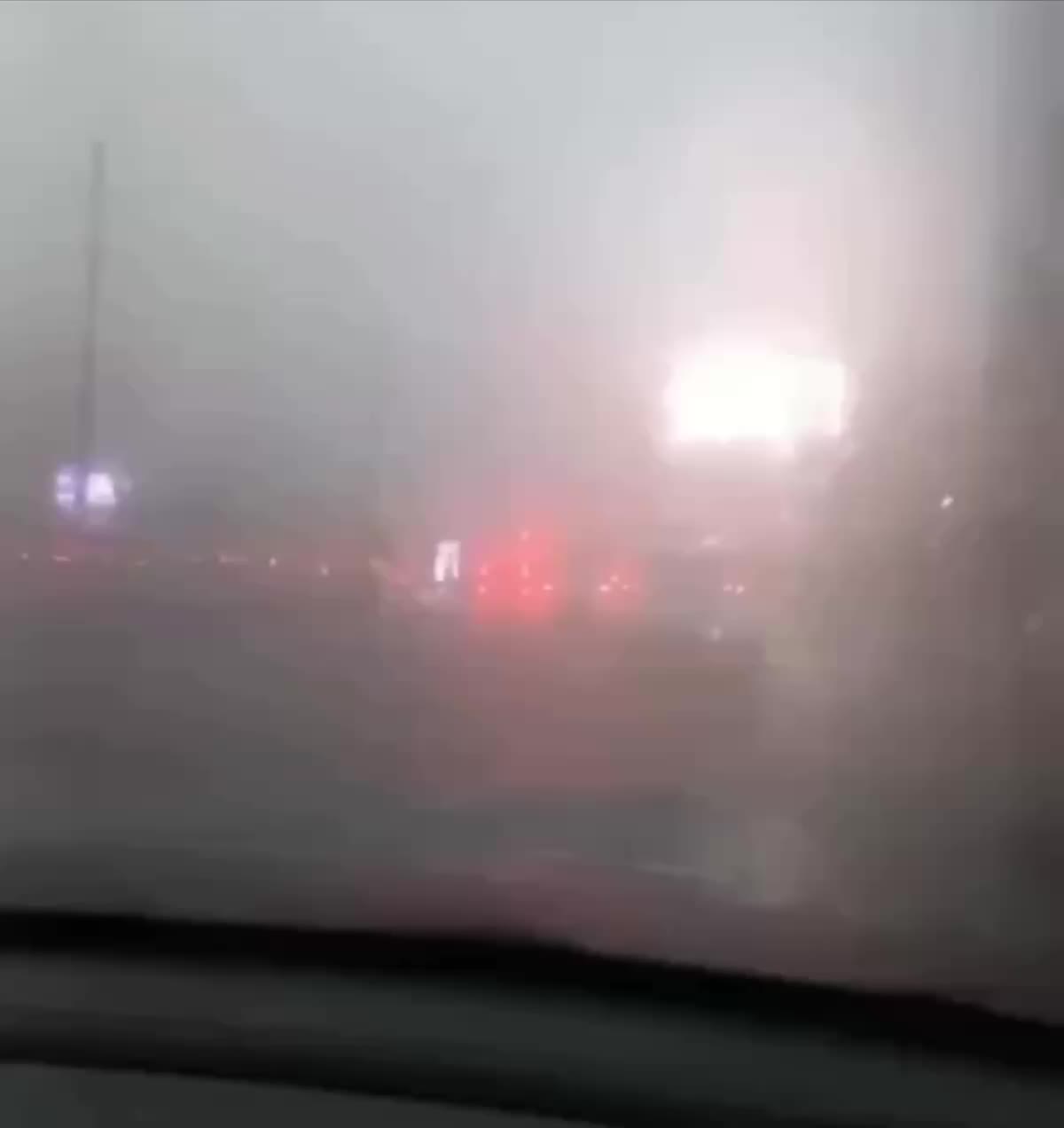 Штормовой ветер в Москве: падение 62 деревьев и повреждение 28 автомобилей