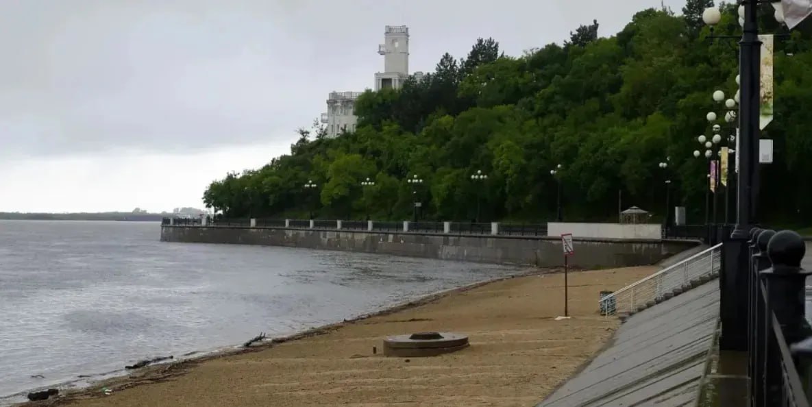 ⏺ Теплоходы в Хабаровске меняют место посадки пассажиров из-за уровня Амура В связи с подъемом уровня воды в реке Амур выше 330 см прогнозируется затопление береговой зоны речных причалов №3 и №4 в Хабаровске. По прогнозам Хабаровского гидрометцентра, уже сейчас река превысила отметку в 300 см, но вода продолжает прибывать, в ближайшие сутки она поднимется еще на 25-30 см. Из-за этого с 13 августа посадка и высадка пассажиров, которые пользуются речным транспортом, будет осуществляться с остановки «Прибрежная». Время отправления теплоходов по маршрутам будет таким же, как и с Речного вокзала. Оперативную информацию уточняйте у диспетчера по телефону 8-924-310-61-39.