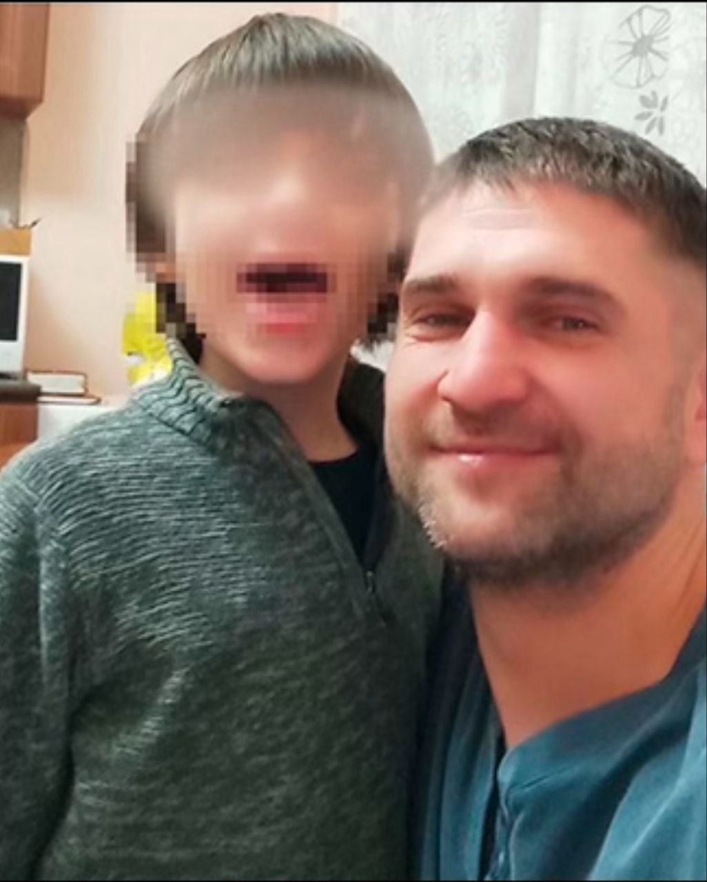 В Краснодаре 8-летнего сына погибшего на СВО бойца хотят забрать у бабушки и отправить в детдом Боец с позывным «Снайпер» ушел на фронт в составе третьего штурмового отряда «Кинжал» летом 2023 года и погиб в боях в районе Курдюмовки в октябре того же года. В июне этого года в Краснодаре умерла его жена, а 8-летний сын остался на руках у бабушки. Из-за бюрократических препон мальчика намерены передать в детдом. Дело в том, что бабушке отказывают в оформлении опеки над ее восьмилетним внуком в связи с отсутствием свидетельства о смерти отца ребенка . Он, несмотря на наличие сведений о его гибели, с 2023 года числится пропавшим без вести. Обращения в различные инстанции результатов не приносят. Кроме того, семья погибшего «Снайпера» не получает никакой помощи от государства. Этой ситуацией уже заинтересовался Бастрыкин. По его поручению СК начал проверку. _____________________________ Есть интересная новость? Присылайте нам Краснодар Сегодня ПРИСЛАТЬ НОВОСТЬ