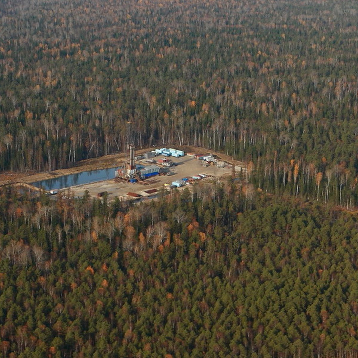 Уважаемые нефтяники и газовики ветераны отрасли Преподаватели и учёные профильных научных школ ТПУ и ТГУ Дорогие жители Стрежевого Кедрового Александровского Каргасокского и Парабельского районов Сегодня профессиональный праздник людей которые выбрали делом своей жизни одну из самых сложных ответственных но всё же романтичных профессий искать добывать транспортировать перерабатывать подземные богатства на благо людям В непростых условиях на севере нашей области почти шесть десятков лет трудятся замечательные люди на которых всегда можно положиться Потому что на промыслах мало быть профессионалом нужно быть выносливым и ответственным членом большой команды И я рад что наши нефтяники и газовики именно такие И что ваши имена вписаны в историю освоения трудноизвлекаемых запасов строительства крупнейших магистральных нефте и газопроводов применения инновационных методов геологии и разработки месторождений Спасибо за ваш вклад в развитие Томской области За вашу работу которая приносит тепло и уют в семьи за научные поиски и заботу о природе Крепкого здоровья и благополучия Подписывайтесь на канал в МАХ