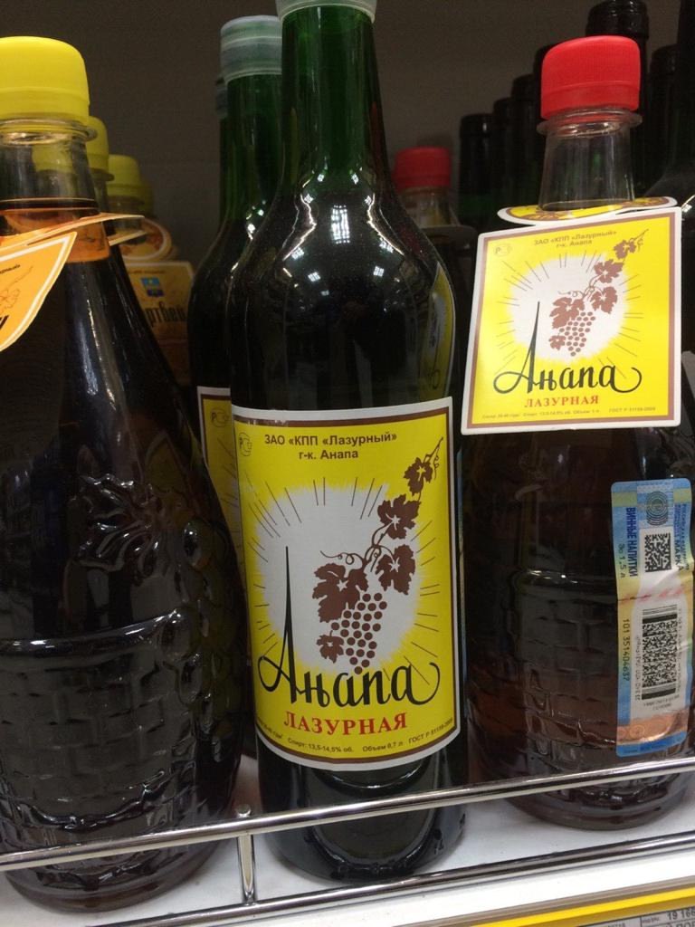 Анапа повлияла на снижение продаж алкоголя на Кубани Объем производства спиртного в Краснодарском крае за первые девять месяцев 2025 года достиг 998 млн литров что на 12 5 млн литров превышает показатели аналогичного периода прошлого года Ситуация с потреблением складывается противоположным образом За 9 месяцев розничная продажа алкоголя на Кубани сократилась на 10 7 Продажа водки упала на 3 6 пивных напитков на 9 5 винодельческой продукции на 18 Снижение спроса обусловлено несколькими причинами Прежде всего это сокращение турпотока в Краснодарском крае вызванное в том числе экологической ситуацией на курортах Анапы и Темрюкского района Также на ситуацию повлияли растущие тренды на осознанное потребление спиртного здоровый образ жизни и результативность профилактических мер отметил и о руководителя департамента потребительской сферы и регулирования рынка алкоголя края Роман Куринный архивное фото Подписывайтесь на Новости Анапы в Телеграм и MAX max ru AnapaNowosti
