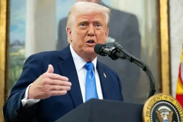 Трамп пригрозил уничтожить все электростанции и мосты в Иране если исламская республика не примет соглашение которое предлагает Вашингтон Ранее Трамп сообщил что его представители направляются в Исламабад для участия в переговорах по Ирану Мы предлагаем очень справедливое и разумное соглашение и я надеюсь что иранцы его примут потому что если нет то США намерены уничтожить каждую электростанцию и каждый мост в Иране написал Трамп на своей странице в соцсети X