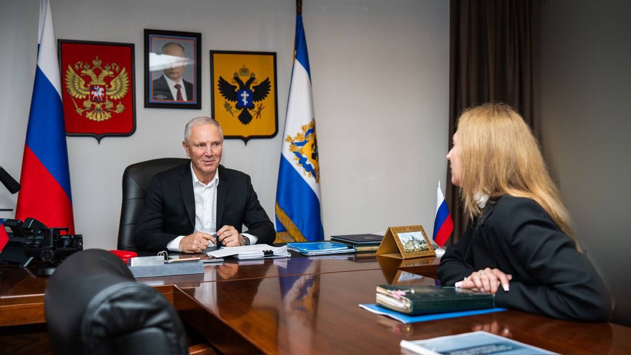 В Херсонской области начали подготовку к выборам в Госдуму 2026 года Губернатор Херсонской области Владимир Сальдо провел рабочую встречу с председателем регионального избиркома в ходе которой обсудили подготовку к первым в истории области выборам депутатов Государственной Думы РФ запланированным на 2026 год Как сообщил Сальдо в регионе уже разработаны два закона регулирующих деятельность избирательных комиссий и проведение выборов в областную Думу Параллельно ведется просветительская работа с молодежью направленная на повышение электоральной активности