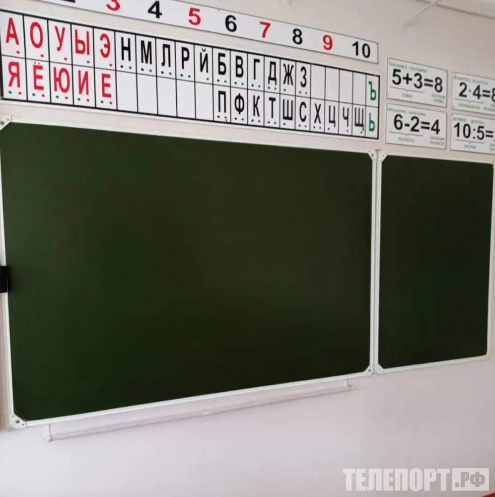 Сбор личных данных родителей и детей хотят запретить в школах Для учителей предложили ввести запрет на сбор личных данных родителей и детей Ввести запрет для учителей собирать персональные данные с родителей предложили во фракции Новые люди Депутаты Госдумы отправили такой запрос в Минпросвещения пишет Российская газета Авторы инициативы предлагают запретить сбор и хранение персональных данных родителей законных представителей и обучающихся вне информационных систем образовательной организации и официальных процедур Парламентарии поясняют что учителя собирают персональные данные родителей и обучающихся через чаты и личные устройства По их оценке подобная практика увеличивает вероятность несанкционированного доступа утечек и ошибочного распространения а также порождает конфликты между учителями обучающимся и родителями Запрет полагают авторы не только защитит сами данные но также снизит правовые риски для образовательных организаций и педагогических работников В условиях усиления ответственности за нарушения законодательства о персональных данных это актуально Депутаты обратились в министерство с просьбой рассмотреть возможность подготовки и утверждения соответствующих норм