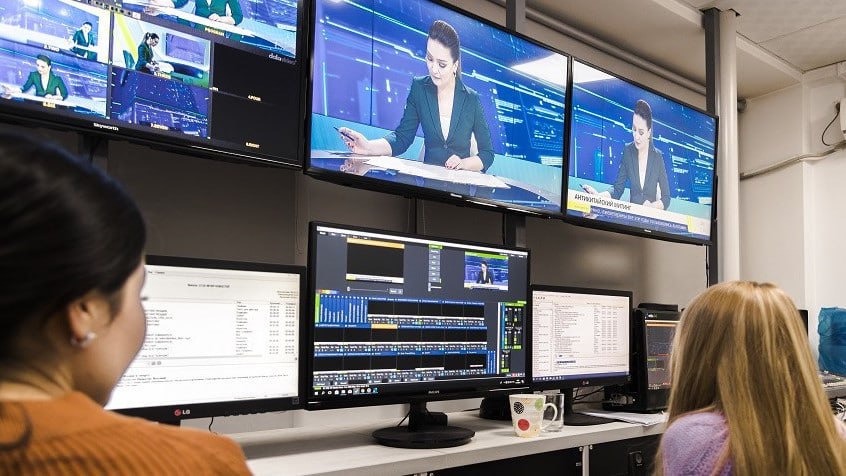 В Кыргызстане меняют правила игры для телеканалов С марта 2026 года в Кыргызстане начнётся масштабная проверка телевизионного контента Минкультуры намерено до конца года навести порядок на рынке и принять меры в отношении телеканалов которые формально соблюдают требования закона но по сути не производят нового продукта Об этом на встрече с представителями медиарынка сообщил замминистра культуры информации и молодёжной политики Марат Тагаев Речь идёт о прямом исполнении нормы согласно которой не менее 60 эфира в прайм тайм должно выходить на кыргызском языке и включать отечественный контент По словам Тагаева часть частных телеканалов годами крутит одни и те же передачи и фильмы десятилетней давности фактически имитируя работу ради отчётности и рекламных доходов В стране сейчас действует 42 телеканала при этом из бюджета финансируются только НТРК и ЭЛТР Закрывать каналы прямо сейчас власти не планируют однако по итогам 2026 года решения в отношении нарушителей будут приняты Посыл Минкультуры однозначный те кто не инвестирует в реальное производство и не уважает зрителя не должны занимать эфир В качестве выхода частным каналам предложено закупать новую продукцию у Кыргызфильма и Кыргызсериала В их фондах около 400 фильмов более 40 анимационных проектов и сериалов На заключение договоров отводится до полутора месяцев Если интереса не будет этот контент уйдёт на государственные телеканалы Одновременно в министерстве признают что проблема качества отечественного контента существует но считают её временной В 2026 году планируется тендер на создание анимационного мультфильма на кыргызском языке на сумму 50 млн а также впервые будет объявлен тендер на контент для печатных СМИ и сайтов на 10 млн Проверка качества и структуры эфирного наполнения стартует уже в марте ℹ  В августе 2025 года президент Кыргызстана подписал конституционный закон который вносит изменения в ряд актов приводя их в соответствие с ранее принятым законом О государственном языке тем самым усилив роль кыргызского языка в стране что включает ужесточения требований к использованию кыргызского языка в телеэфире усиление требований по его обязательному использованию в официальных бумагах рекламе на картах и в работе организаций Кыргызстан         ExpressAsia