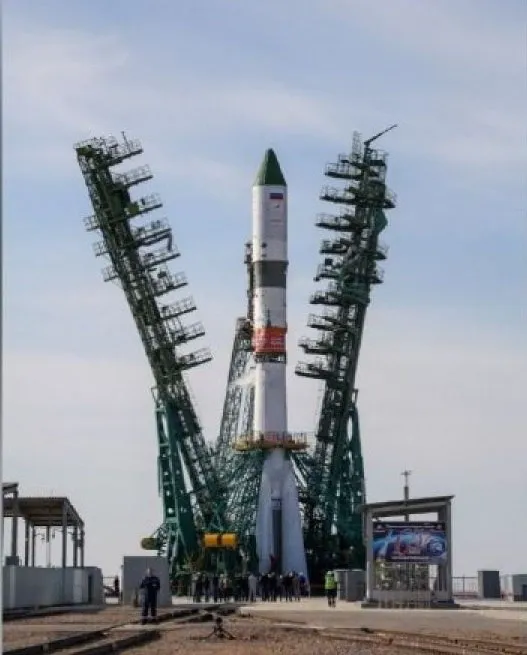 Первый запуск сверхлёгкой ракеты Воронеж намечен на декабрь 2029 года Как сообщили в пресс службе Фонда Сколково первый старт ракеты носителя запланирован на декабрь 2029 года Ракета длиной 20 метров и диаметром 2 метра работает на жидком топливе и способна выводить на орбиту высотой 500 километров грузы массой до 400 килограммов Разработкой двигателей занимается самарское ПАО ОДК Кузнецов Основная задача таких сверхлёгких носителей оперативная замена вышедших из строя спутников Использовать для этого тяжёлые ракеты невыгодно и долго иногда ожидание подходящей загрузки растягивается на годы тогда как при чрезвычайных ситуациях спутник может потребоваться вывести на орбиту в течение нескольких часов Подписаться на VRN Град Мы в МАХ