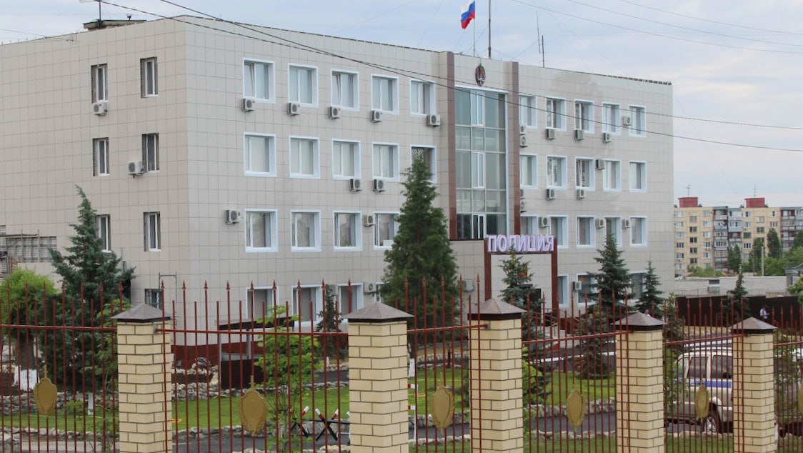 В Камышине задержан подозреваемый в совершении серии краж Сотрудниками отдела уголовного розыска МО МВД России «Камышинский» задержан 43-летний ранее судимый житель Волгограда. Мужчина подозревается в совершении сразу нескольких эпизодов краж, в том числе с проникновением в автомобиль и жилое помещение. В ходе следственных мероприятий установлено, что июне 2024 года злоумышленник проник в незапертый грузовой автомобиль, припаркованный у придорожного кафе на 520-м километре трассы в Камышинском районе. Из салона он похитил мобильный телефон. Получив доступ к банковскому приложению, установленному на устройстве, он перевёл денежные средства на сумму 49 000 рублей, а также оформил кредит в размере 30 000 рублей, средства от которого также были похищены. Кроме того, по предварительным данным, в феврале 2025 года задержанный совершил еще одно преступление: днем он проник в квартиру по ул. Фабричной г. Камышина, откуда похитил сейф с ювелирными изделиями. Подозреваемый задержан в порядке ст. 91 УПК РФ, решается вопрос об избрании ему меры пресечения. В настоящее время по данным фактам возбуждены уголовные дела, проводится дальнейшее расследование.