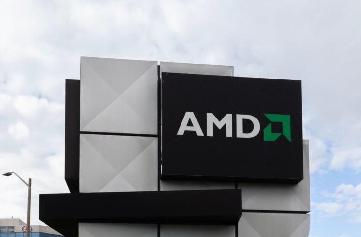 AMD выпустила первую языковую модель ИИ — AMD-135M  Новая языковая модель AMD-135M принадлежит к семейству Llama и нацелена на работу в частном бизнесе.  Языковая модель AMD представлена в двух версиях: AMD-Llama-135M и AMD-Llama-135M-code. Каждая из них оптимизирована для определённых задач.  Базовая модель AMD-Llama-135M была обучена с нуля на базе 670 млрд токенов общих данных. Этот процесс занял шесть дней с использованием четырех 8-канальных узлов на базе AMD Instinct MI250.  Модель AMD-Llama-135M-code в свою очередь была улучшена за счёт дообучения на базе дополнительных 20 млрд токенов, специально ориентированных на написание программного кода.    PRO AI   ПОЛЕЗНЫЙ СОФТ   НОВОСТИ