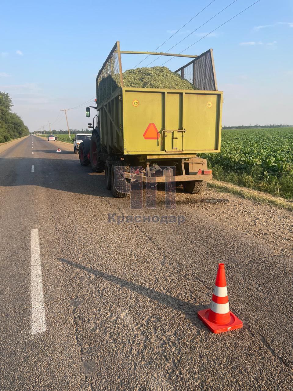 На Кубани в столкновении отечественной легковушки с трактором пострадали пять человек. Есть тяжёлые! Сегодня вечером на дороге в Гулькевичском районе 21-летний водитель "Семёрки", идя на обгон по встречной полосе, влетел в трактор под управлением 58-летнего мужчины. От удара "ВАЗ" перевернулся. В результате аварии серьезно пострадали пять человек. Водитель легковушки и двое его пассажиров, 26 и 23 лет находятся в тяжелом состоянии. За их жизни сейчас борются врачи в реанимации. Еще двое пассажиров "Семёрки" — 17-летний подросток и 23-летняя девушка – госпитализированы в состоянии средней тяжести. Водитель трактора, не пострадал. На месте происшествия работают сотрудники полиции. Они устанавливают все обстоятельства аварии.