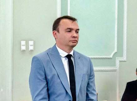 Новым директором департамента архитектуры и градостроительства Ростова назначен Александр Александрович Шелаков. Соответствующее распоряжение подписал глава города Александр Скрябин.  Чиновник не коренной ростовчанин: он родился в Новокузнецке Кемеровской области. По образованию Александр Шелаков юрист. С 2014 года он работал в отделе судебно-правовой работы правового управления администрации Ростова, затем 10 лет - в департаменте координации строительства и перспективного развития. Прошел путь от главного специалиста до заместителя директора по строительству.  Фото — тг-канал главы Ростова     Подписаться    Прислать новость