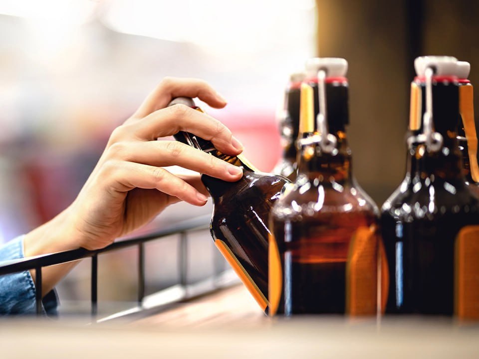 Спиртное во дворах под запретом какие новые правила продажи алкоголя установят в Подмосковье На очередном заседании Мособлдумы 20 ноября депутаты рассмотрят законопроект предусматривающий ограничение продажи алкоголя в заведениях общепита расположенных в многоквартирных домах Инициатива предлагает разрешить реализацию спиртного в таких заведениях только с 13 00 до 15 00 Документ уже прошел первое чтение в июне а в случае окончательного принятия вступит в силу с 1 марта 2026 года