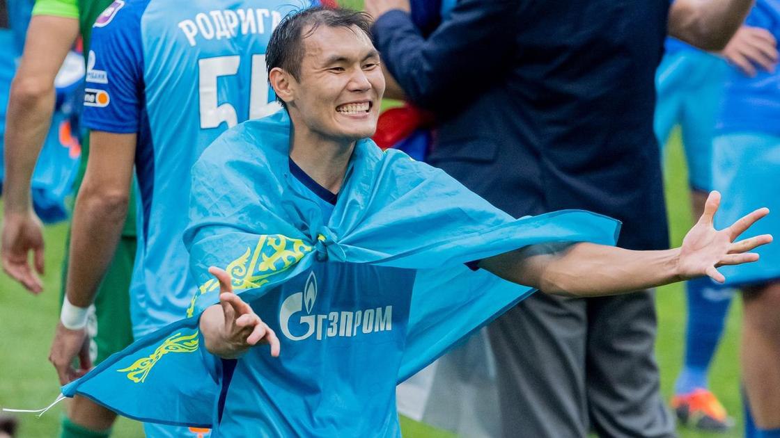 Битва экс тренера и лидера сборной Казахстана по футболу состоялась в Премьер лиге России Сенсационный результат зафиксирован в сражении Крыльев Советов и Зенита в чемпионате России В российской Премьер лиге прошла встреча в Самаре между Крыльями Советов которых тренирует бывший наставник сборной Казахстана Магомед Адиев и Зенитом в основе которого вышел капитан национальной казахстанской команды Нуралы Алип Перед встречей 15 го тура РПЛ команды находились на разных полюсах турнирной таблицы Команда Адиева располагалась на 13 ом месте а клуб защитника сборной РК Алипа делил с Краснодаром первую строчку Тем не менее хозяева поля первыми открыли счёт На 50 й минуте отличился Фернандо Костанца Гости отыгрались на 56 минуте усилиями Максима Глушенкова Этот результат продержался до финального свистка t me SPORTARENAKZ