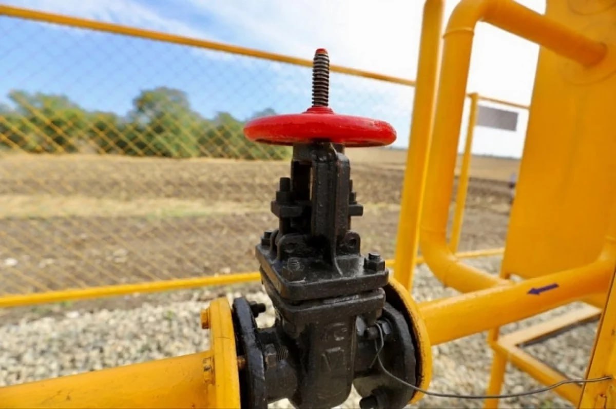 Кондратьев поручил разобраться с подключением газа в станице Плоской Во время Прямой линии 5 декабря к губернатору Краснодарского края обратился житель Новопокровского района Он пожаловался на отсутствие газа в станице несмотря на то что распределительные сети уже построены Замглавы региона Евгений Пергун уточнил что газопровод высокого давления уже построен и подведен к станице однако еще нет распределительных сетей Теперь все зависит от первого абонента который должен подключиться до 1 февраля После этого местные жители смогут стать участниками программы бесплатной догазификации По итогам рассмотрения обращения в прямом эфире стало известно что газ в дома в станице Плоской подведут до конца 2026 года Мы в Мах АиФ Краснодарский край в ТГ