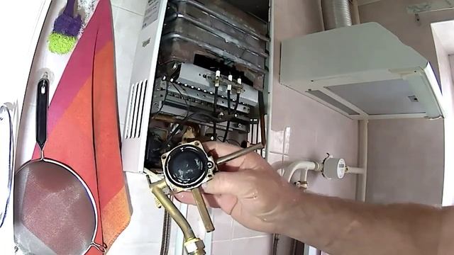 В Боровске местный житель оставил без газа пятиэтажку Он решил самостоятельно подключить колонку и что то пошло не так а точнее пошла вода вместо газа Почти два дня жители многоэтажки не могли приготовить еду и помыться Сильный мороз усугубил ситуацию Как сообщает РИЦ Боровского района сотрудники газовой службы уже почти устранили последствия аварии но им пришлось повозиться разобрать и проверить оборудование и счетчики отогреть трубы Виновнику происшествия выставят счет по стоимости этих работ Не грузит телеграм Подписывайтесь на наш канал в MAX