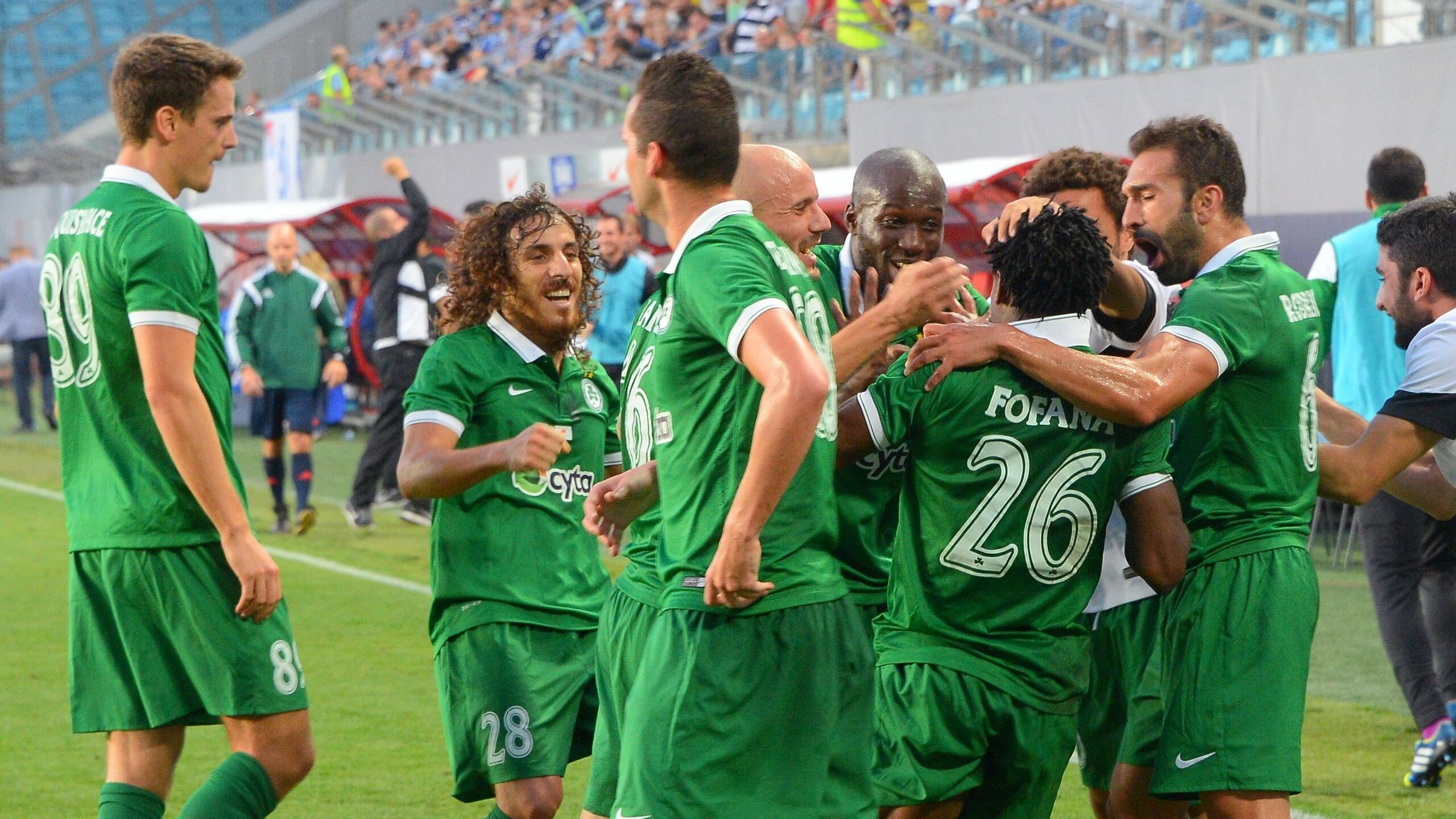 Болельщики кипрского клуба Омония вывесили флаги России и СССР на матче основного этапа Лиги конференций против украинского Динамо Омония обыграла в Никосии Динамо со счетом 2 0 одержав свою первую победу в текущем основном этапе Лиги конференций Во время матча на трибунах за одними из ворот болельщики вывесили флаги России и СССР также один из зрителей надел майку с латинской буквой Z Омония 5 очков поднялось на 18 е место в турнирной таблице Киевское Динамо 3 с 1 победой и 3 поражениями располагается на 27 й строчке В феврале 2022 года Международная федерация футбола ФИФА и Союз европейских футбольных ассоциаций УЕФА отстранили российские сборные и клубы от участия в международных соревнованиях на неопределенный срок из за событий на Украине Осенью 2023 года организации уточнили что санкции не будут сняты до завершения СВО