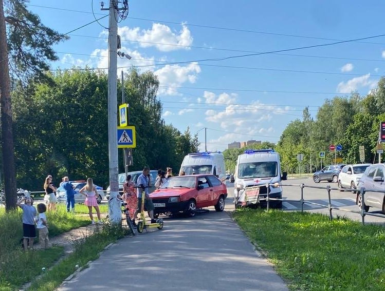 Трое детей пострадали на Северном шоссе в Раменском после того, как в группу пешеходов въехал ВАЗ. Очевидцы сообщают, что одного ребёнка увезли на скорой. Чуть позже у школы №6 "Нива" сбила велосипед, рассказали в чате водители Раменского  видео .