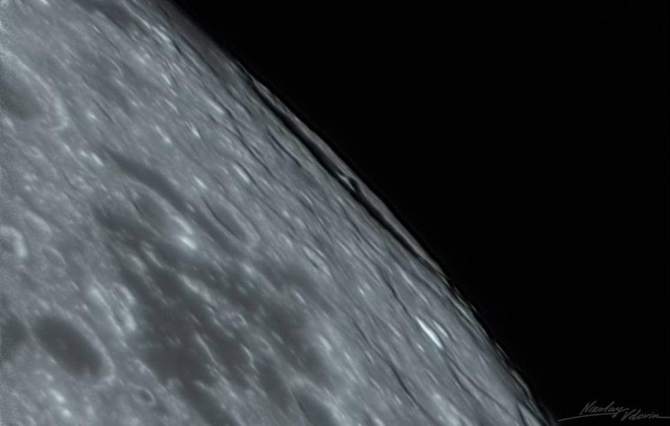 Роскосмос показал кадры кратера размером с Черногорию с восточной части Луны Съемка кратера диаметром около 142 км была сделана с помощью телескопа Шмидта Кассегрена C 9 25 XLT Официальный Telegram канал госкорпорации Роскосмос Подпишись на ТАСС Наука