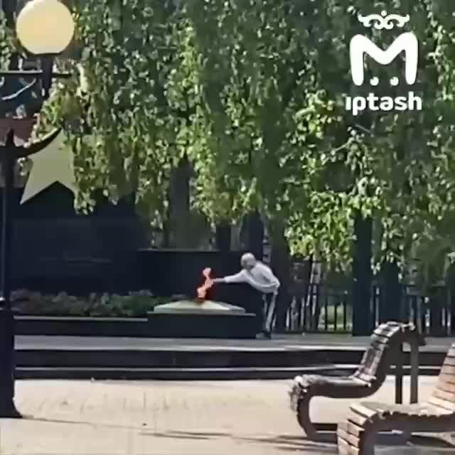 Полиция ищет женщину, прикурившую сигарету от Вечного огня в Казани