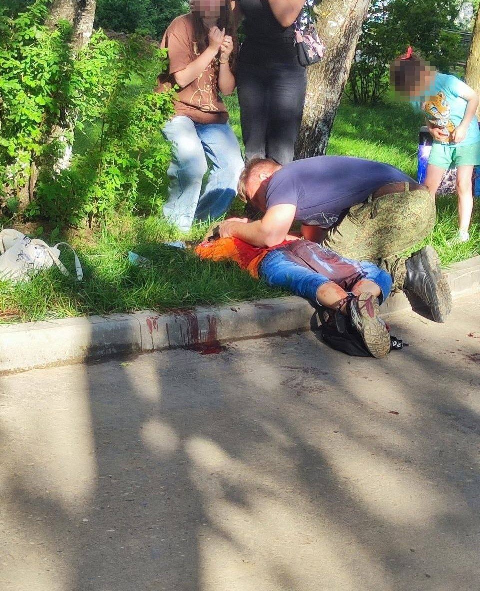 Агрессивный неадекват ударил 9-летнего ребёнка ножом в шею в Подмосковье Ребёнок сидел во дворе дома в Сергиевом Посаде, кода нему подошёл неизвестный мужчина и ударил ножом в шею. По словам очевидцев, нападавшему около 50 лет. По информации СМИ, полицейским удалось установить квартиру, в которой находится подозреваемый. Сейчас силовики готовятся к штурму. Пострадавшего ребёнка доставили в больницу, его оперируют.