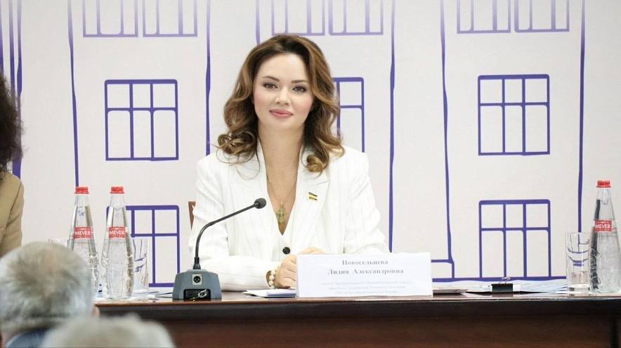 Председателем гордумы Ростова стала Лидия Новосельцева Сегодня 29 сентября состоялось первое заседание Ростовской городской думы 8 го созыва Как передает корреспондент 1Rnd председателем была выбрана Лидия Новосельцева За ее кандидатуру проголосовали 37 из 39 присутствующих на заседании Лидии Новосельцевой 41 год Она уроженка Ростова на Дону В 2006 году окончила РГУ С 2007 по 2020 год преподавала в ЮФУ на кафедре теории и технологии в менеджменте Также с 2016 по 2020 год была директором главным редактором газеты Новочеркасские ведомости С 2023 года Лидия Новосельцева является директором по персоналу заместителем директора по управлению трудовыми ресурсами АО Роствертол С 2018 г заместитель председателя руководителем аппарата Ростовского РО ООО Союз машиностроителей России Кроме того Лидия Новосельцева была депутатом Новочеркасской городской думы гордумы Ростова и Заксобрания Ростовской области Подпишись на 1Rnd Написать в редакцию