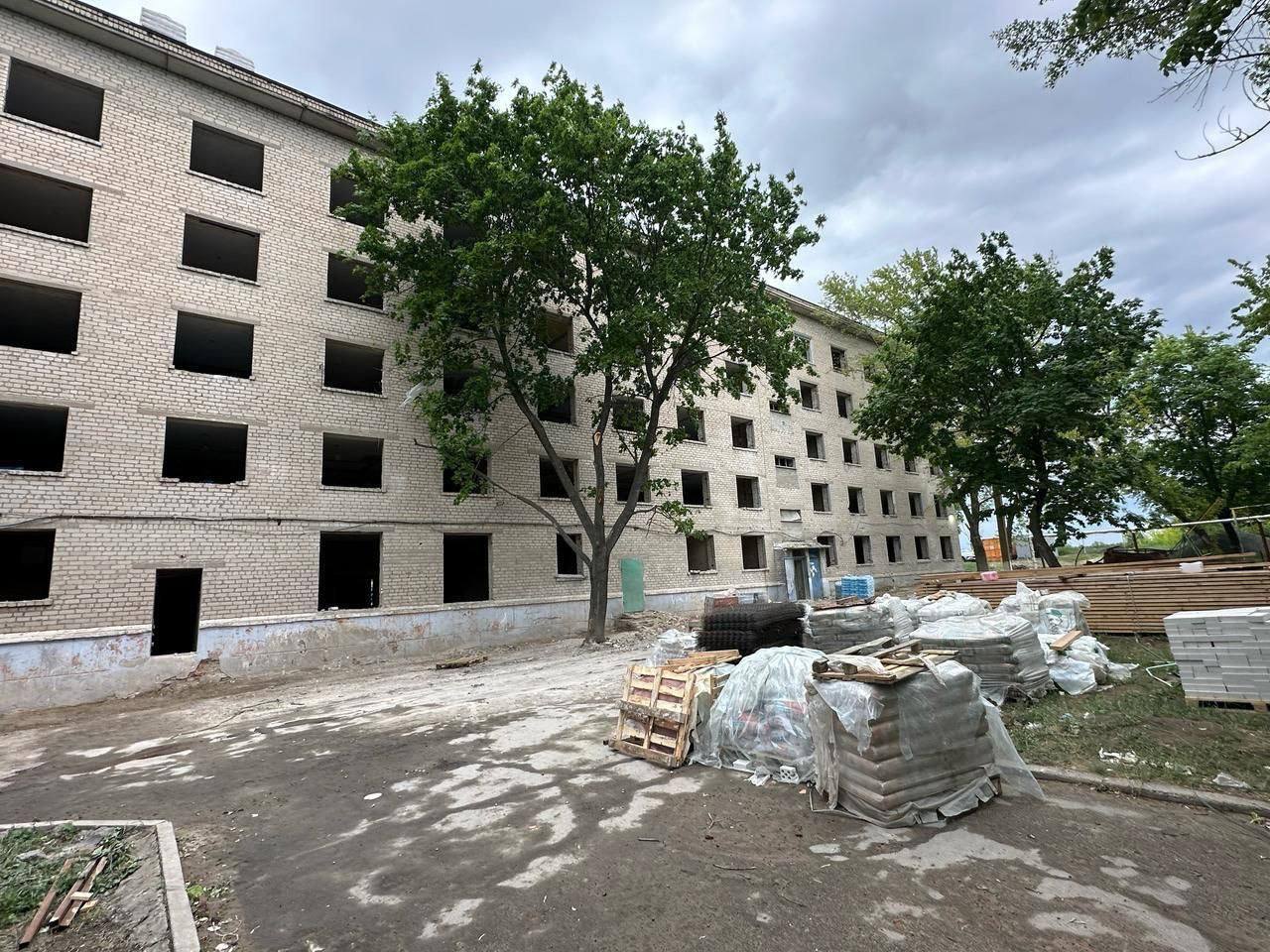 Продолжается восстановление общежития в поселке Донское Волновахского округа.  Ямальские строители уже приступили к внутренней отделке помещений и монтажу вентиляционных систем.   В итоге на каждом из пяти этажей будет тридцать жилых комнат с новой мебелью, общие кухни с бытовой техникой, а также санузлы и душевые.   После завершения всех работ это здание вновь станет домом для тех, кто больше всего нуждается в крыше над головой.