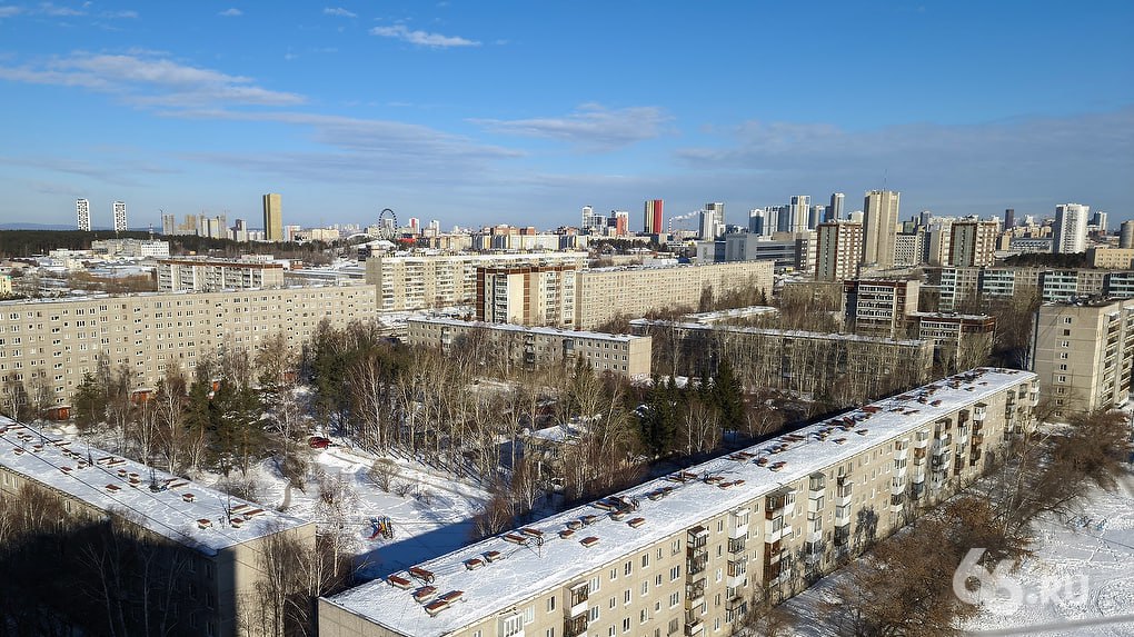 Девятиэтажный дом разделили на два Жильцы потеряли права на свои квартиры Решение о смене адреса приняли на основании поддельного протокола собрания жильцов В него включили подписи мертвых собственников и тех кто в это время находился в зоне СВО Суды идут уже второй год Недавно собственники квартир получили решение суда который отменил протокол заседания Но возвращать все как было никто не торопится Почему так вышло и что на этот счет говорят в мэрии читайте здесь   на связи в TG MAX VK