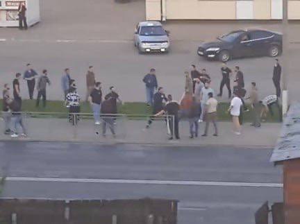 Сегодня на улице Космонавтов в донской столице заметили шумную потасовку — прохожие подумали, что началась драка, и вызвали полицию. На место сразу приехал наряд. Как оказалось, серьезного конфликта не было: цыгане просто толкались и громко спорили между собой. До рукоприкладства дело не дошло. По словам очевидцев, заявлений никто не писал, и в участок никого не увезли. Проводится проверка всех обстоятельства. Новости №1 в Ростове Прислать новость/фото