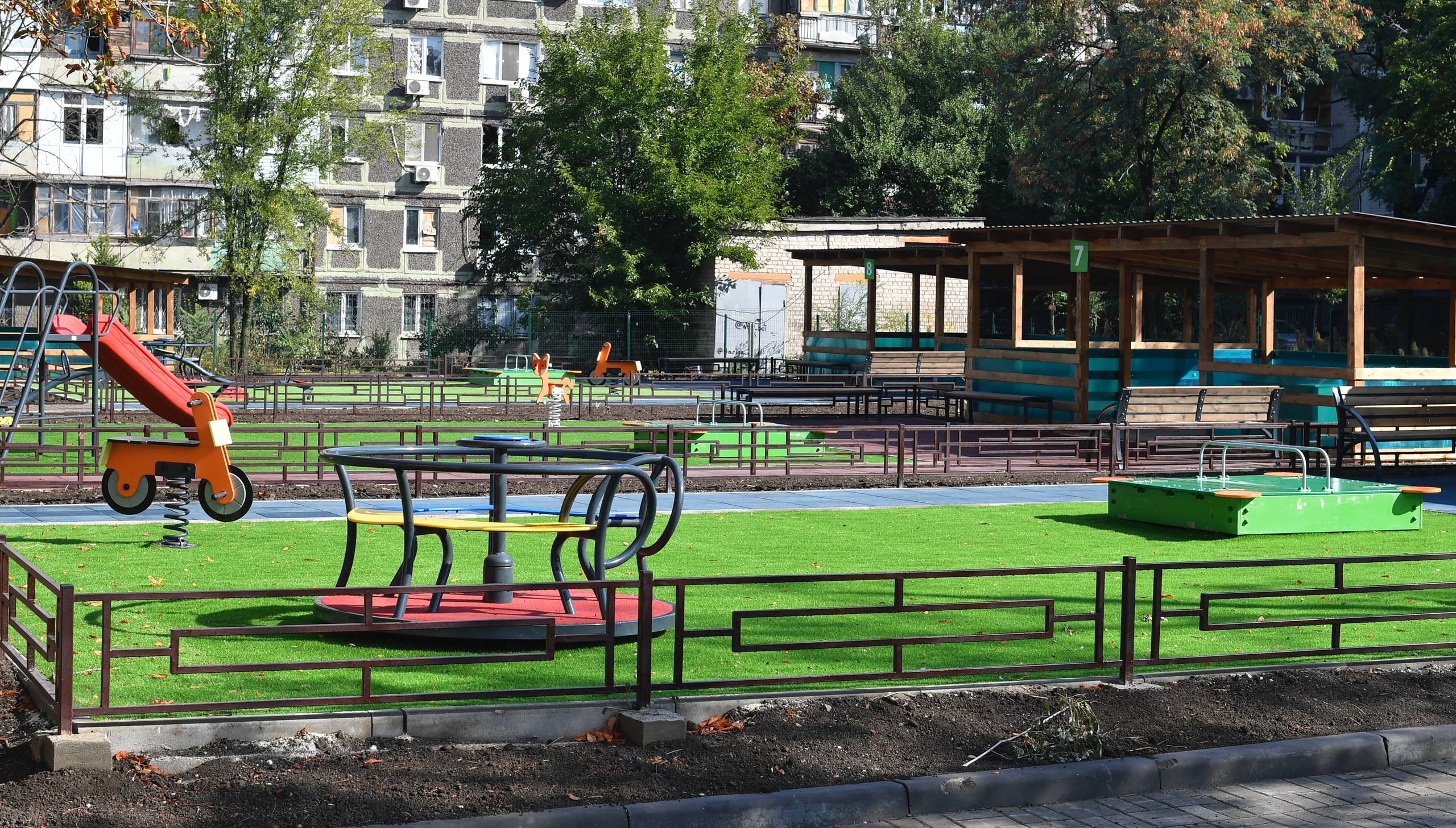 Новые регионы получат свыше 1 6 млрд рублей на ремонт детских садов и школ Дополнительное финансирование поступит в 2025 2027 годах С его помощью будет проведен ремонт в детских садах и школах расположенных в Донецкой Народной Республике Запорожской и Херсонской областях Подписаться на Правительство России в MAX