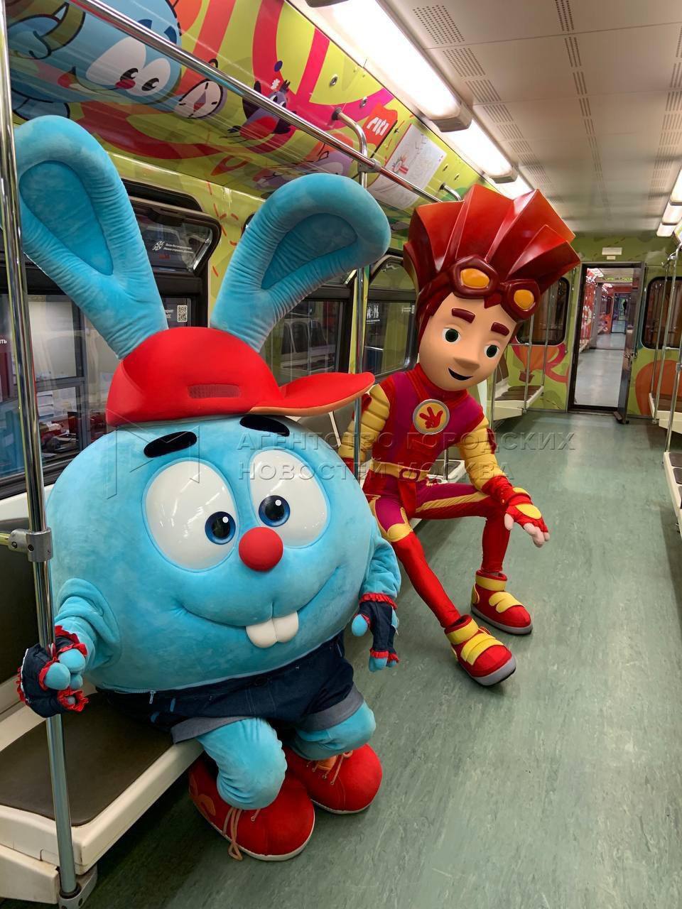 Сохраняем для отпуска поезд со Смешариками и Фиксиками запустили в Москве Прокатиться на таком поезде можно уже сейчас по синей ветке Каждый вагон поезда оформили в стиле героев Смешариков Фиксиков и Малышариков плюс добавили научные факты чтобы ехать домой было не скучно РОДИТЕЛИ ПРИМОРЬЯ