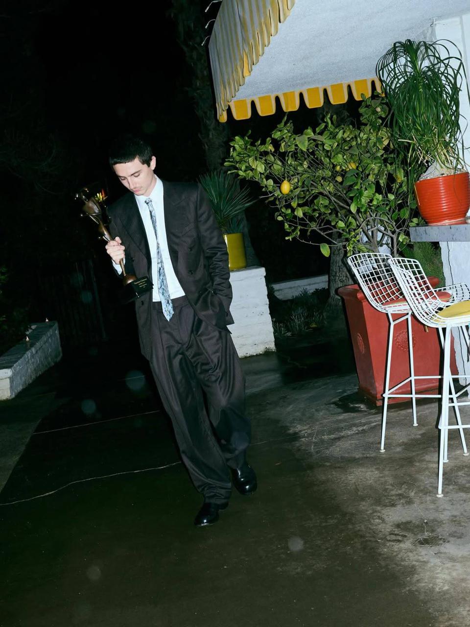 Сегодня ночью в Лос Анджелесе прошла ежегодная премия Выбор критиков Critics Choice Awards Лучшим фильмом признали Битву за битвой Пола Томаса Андерсона Картина также взяла призы за режиссуру и адаптированный сценарий Лидерами по количеству побед стали Грешники и Франкенштейн оба по четыре Среди телевизионных проектов больше остальных собрали Больница Питт Киностудия и Переходный возраст Полный список лауреатов Лучший фильм Битва за битвой Лучшая режиссура Пол Томас Андерсон Битва за битвой Лучший актёр Тимоти Шаламе Марти Великолепный Лучшая актриса Джесси Бакли Хамнет Лучший актёр второго плана Джейкоб Элорди Франкенштейн Лучшая актриса второго плана Эми Мэдиган Орудия Лучший оригинальный сценарий Грешники Лучший адаптированный сценарий Битва за битвой Лучший кастинг и ансамбль Грешники Лучший юный артист Майлз Кэйтон Грешники Лучший зарубежный фильм Секретный агент Лучший анимационный фильм Кей поп охотницы на демонов Лучшая комедия Голый пистолет Лучший драматический сериал Больница Питт Лучший комедийный сериал Киностудия Лучший мини сериал Переходный возраст Лучший телефильм Бриджит Джонс Без ума от мальчишки Лучший зарубежный сериал Игра в кальмара