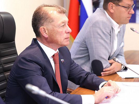 Закон о рекламе на космической технике принят Госдумой Документ предусматривает возможность установки наружной рекламы на объектах космической инфраструктуры и ее размещение на космической технике Законом Роскосмос наделяется полномочиями по заключению договоров на установку рекламных конструкций и размещение рекламы на объектах космической инфраструктуры и изделиях космической техники находящихся в федеральной собственности Проведение рекламных кампаний в рамках действующих космических программам направлено на популяризацию космической деятельности и привлечению молодых кадров в космическую отрасль Кроме того получаемый доход будет направляться на развитие инновационных космических программ и проектов Хочу отметить что ключевая цель инициативы создание надежной самодостаточной модели финансирования космических исследований и разработок Президент поставил амбициозную задачу вывести отечественную космическую отрасль на качественно новый уровень обеспечив приток частных инвестиций в космические проекты Важнейшим инструментом для этого станет совершенствование нормативно правовой базы а также увеличение доли внебюджетного финансирования национального проекта по космосу Принципиально новым источником внебюджетных средств станет реклама на космических объектах которая помимо финансовой выгоды послужит мощным импульсом для популяризации науки техники космической деятельности и повышения интереса общества к освоению космического пространства пояснил председатель комитета ГД по экономической политике Максим Топилин ergosdumaofficial