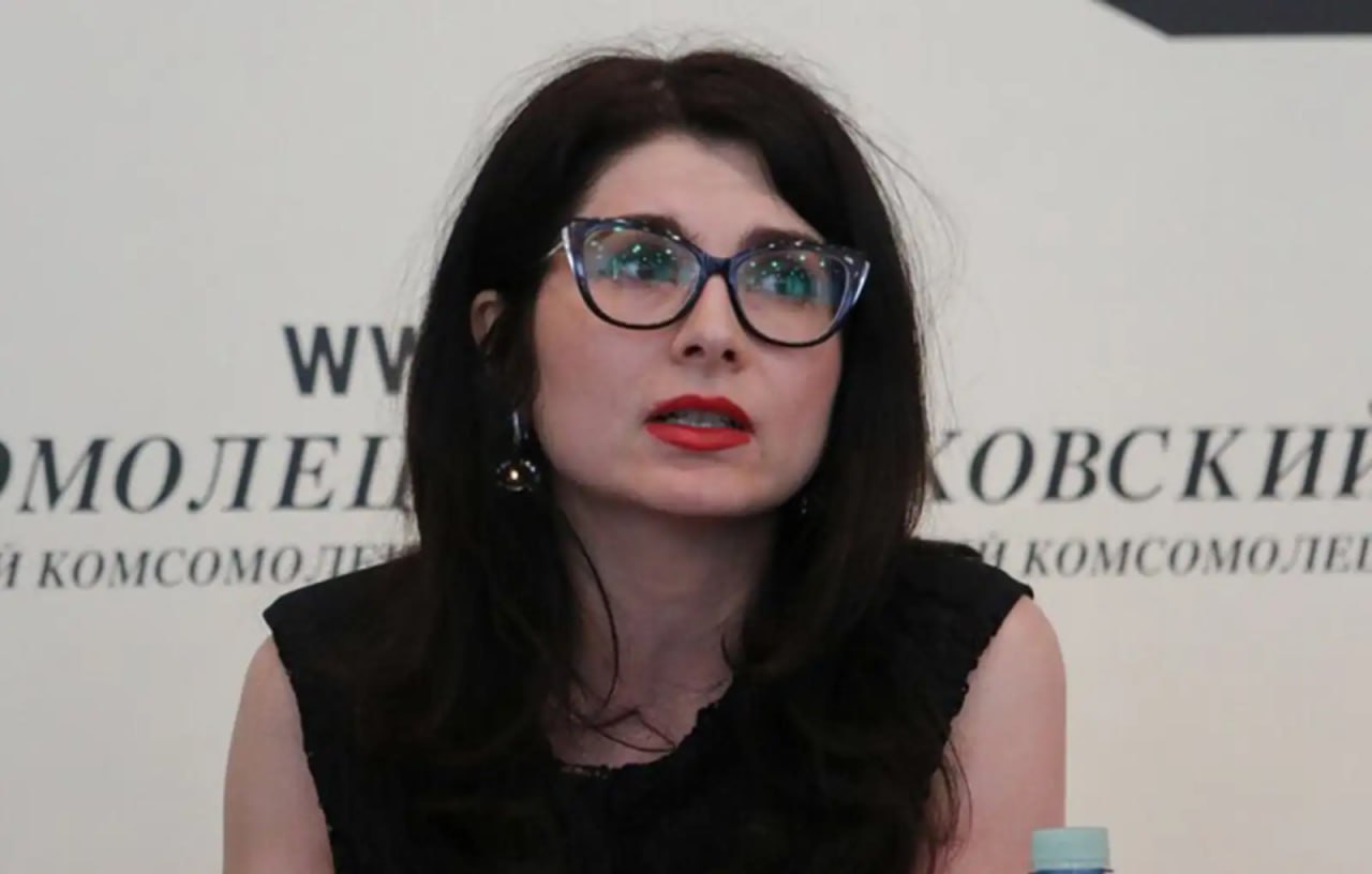 Министерство юстиции РФ продвигает законопроект который позволит органам ФСИН обрабатывать биометрические данные осужденных подозреваемых и обвиняемых без их согласия Какие проблемы он может создать Ридусу рассказала член Совета по правам человека при президенте РФ Ева Меркачёва Вот в чём собака зарыта во первых человек который уже больше ни в чём не подозревается имеет право на то чтобы его все данные были удалены Вторая опасность главная связана с тем что никто не гарантирует безошибочную работу системы распознавания лиц Были случаи когда к людям врывались в квартиры из за того что она перепутала их с разыскиваемыми сказала член Совета по правам человека   www ridus ru n 779329 ridusnews