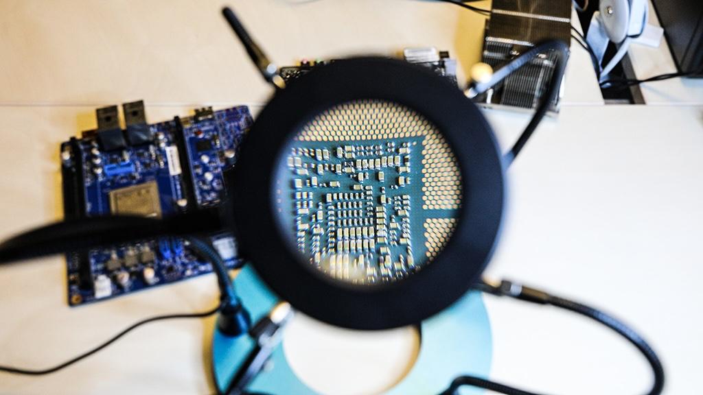 Разработчик отечественного радиоэлектронного оборудования для СОРМ средства для проведения оперативно розыскных мероприятий и анализа трафика Сигналтек к 2028 г планирует разработать процессор для базовой станции БС стандарта LTE 4G Об этом на форуме Спектр 2025 рассказал генеральный директор компании Софтайм разработчик БС LTE Павел Смирнов Софтайм по его словам собирается применять процессор в своем оборудовании Речь идет о разработке специализированного baseband процессора для базовых станций LTE Аналогичные решения разрабатывают и производят такие компании как американская Qualcomm нидерландская NXP и китайская HiSilicon Huawei Baseband процессоры от Qualcomm NXP HiSilicon а также японской Fujitsu недоступны на российском рынке Исторически сложилось так что универсальных типов этих устройств не существует и каждый разработчик создает свой чип с проприетарным ПО Без такой микросхемы БС не способна передавать и принимать радиосигнал а другая микросхема для этого оборудования не подойдет В текущей версии БС LTE Софтайма уже используется российская микроэлектроника разработки НИИМА Прогресс и Микрона входят в ГК Элемент По словам представителя Сигналтека у компании уже есть предварительные договоренности и с другими российскими вендорами об использовании процессоров Telegram Дзен MAX