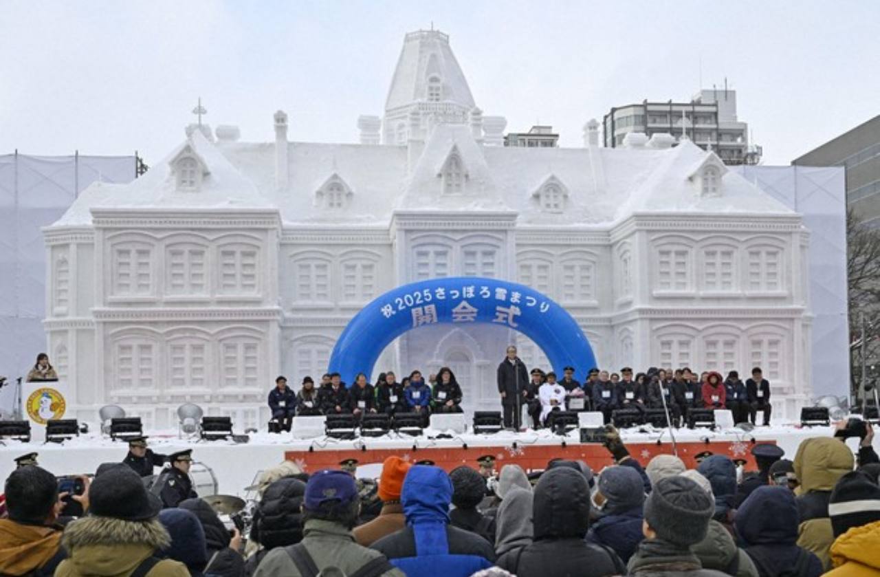 В Саппоро открылся ежегодный фестиваль снежных скульптур, более 200 работ выставлено в парке Одори. Есть те что прямо огромные - от компаний и международных команд, а есть и небольшие - от местных жителей-энтузиастов.