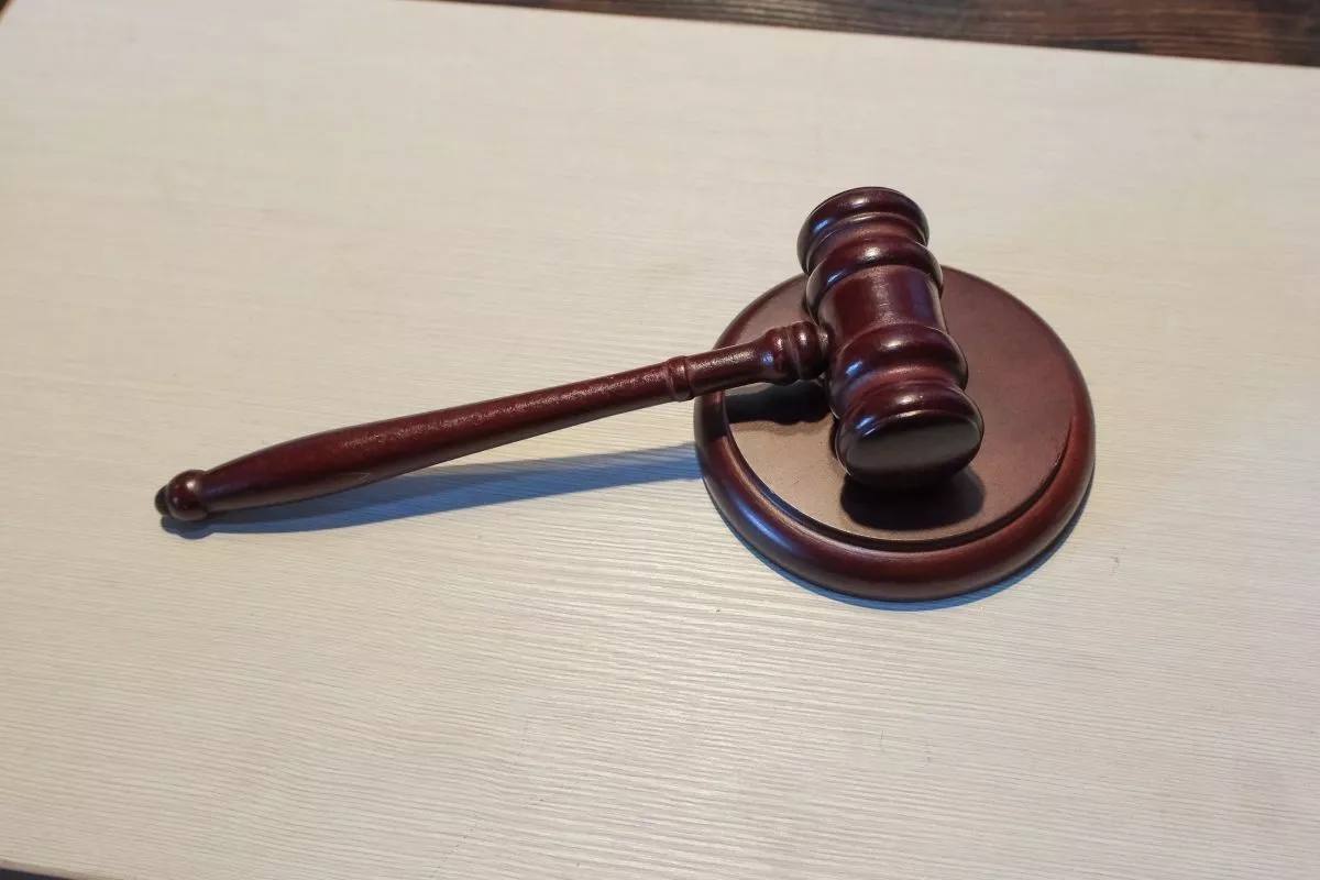 В Краснодарском крае отменили отставку двум судьям Квалификационная коллегия судей Краснодарского края на внеочередном заседании решила прекратить отставку двух судей Рустема Трахова Прикубанский районный суд Краснодара и Владимира Бахметьева Центральный районный суд Сочи Выяснилось что уже после ухода Трахова в отставку были обнаружены нарушения допущенные им во время работы судьёй Эти действия могли стать основанием для дисциплинарного наказания вплоть до досрочного прекращения полномочий Также установлено что Трахов и Бахметьев нарушали запреты и ограничения действующие для судей и занимались деятельностью несовместимой со статусом судьи В итоге коллегия пришла к выводу что отставка при таких обстоятельствах недопустима Кубанские Новости Мы в MAX