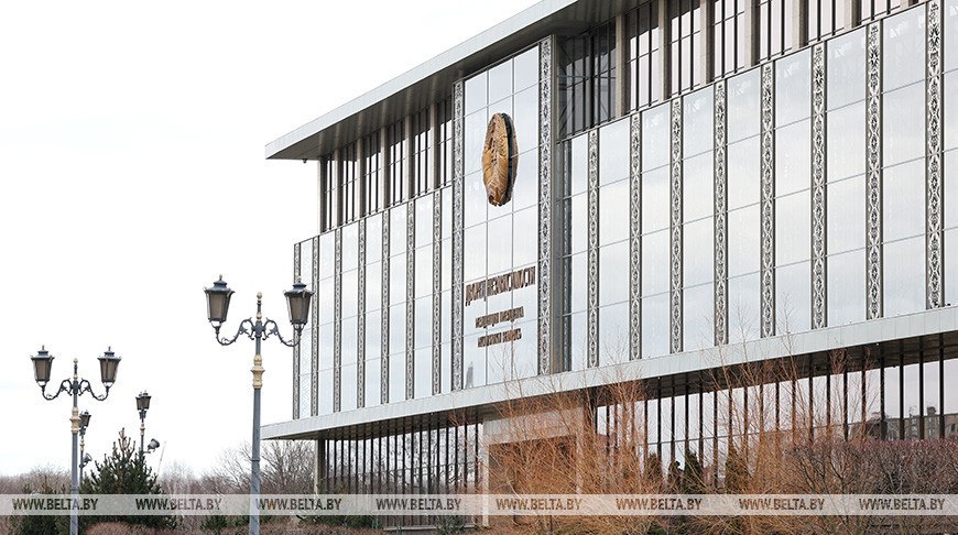 Ситуация в АПК кадры график работы Президента Лукашенко принял с докладом Крутого Президент Беларуси Александр Лукашенко 20 ноября принял с докладом главу Администрации Президента Дмитрия Крутого Одной из тем доклада Дмитрия Крутого стал контроль за ситуацией в сельском хозяйстве  В частности речь зашла о необходимости соблюдать условия содержания сельскохозяйственных животных в зимний период  Глава государства предупредил что спрос за это будет жестокий У нас все производство под крышей а вот на селе все под открытым небом Поэтому я вчера поручал вам чтобы вы связались со всеми уполномоченными помощниками и губернаторами Спрос будет жестокий просто жестокий Никаких разглагольствований и философии К зиме нужно подготовиться как положено подчеркнул Александр Лукашенко Всегда мы готовились к зимовке скота точно так же как проводили уборочную кампанию Это наиважнейший вопрос В противном случае зачем сеять и убирать если у нас ненормально содержатся сельскохозяйственные животные Поэтому на это надо обратить серьезное внимание  В этой связи глава государства отметил необходимость усилить такое направление Администрации как кадровая работа Это особенно важно когда дело касается руководящих должностей Есть руководитель значит есть результат Надо усилить в Администрации Президента это направление Я даже не знаю это ваше дело Может быть создать совет какой то и прочее предложил Александр Лукашенко Сайт TikTok VK Instagram YouTube ОК Стикерпак ВВ Чат бот