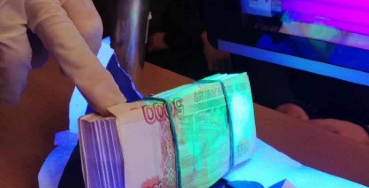 На Дону иностранец взят под стражу за взятку пограничнику в крупном размере Возбуждено уголовное дело в отношении 51-летнего гражданина иностранного государства по статье «Дача взятки в крупном размере». Об этом сообщает пресс-служба Следственного управления Следственного комитета Российской Федерации по Ростовской области. — По данным следствия, 23 апреля 2025 года он передал сотруднику пограничного управления ФСБ России по Ростовской области, действовавшему в рамках оперативно-розыскных мероприятий, взятку в сумме 200 тыс. рублей за непривлечение его племянника, также являющегося гражданином иностранного государства, к административной ответственности за нарушение правил миграционного учета, — говорится в сообщении. Преступные действия гражданина иностранного государства пресечены сотрудниками пограничного управления ФСБ России по Ростовской области. Мужчина задержан, ему предъявлено обвинение. Ему избрана мера пресечения в виде заключения под стражу. Подписаться на "Новости Ростова" Прислать новость