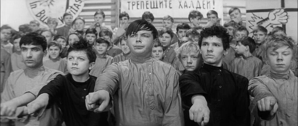 Социологи РАН выяснили что у российской молодежи практически отсутствует оптимизм по поводу будущего Результаты исследования которое провел Федеральный научно исследовательский социологический центр ФНИСЦ РАН совместно с РАНХиГС приводит газета Коммерсантъ Исследование было посвящено интересу молодежи к политической жизни Социологи выяснили что интерес к политике у молодежи есть за новостями политической и общественной жизни регулярно следит 70 молодых россиян Показатель ее доверия к региональным и муниципальным властям составил 2 78 балла в среднем удовлетворенность молодых своей жизнью держится на уровне 3 67 балла а вот индекс оптимизма оказался крайне низок всего 0 57 балла говорится в публикации