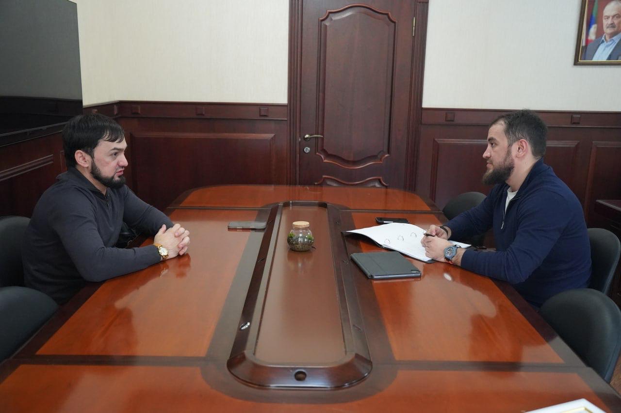 Руководитель ЦУР Дагестана Исрафил Исрафилов провел рабочую встречу с Депутатом Собрания депутатов городского округа город Махачкала Председателем Комитета по социальной политике делам ветеранов и участников СВО Каримом Шехсаидовым Стороны обсудили вопросы сотрудничества договорились о совместной отработке обращений граждан и проведении приема граждан а также организации социальных и профилактических мероприятий По итогам встречи руководитель ЦУР вручил Кариму Шехсаидову благодарственное письмо за активное участие и вклад в развитие системы обратной связи с гражданами а также в реализацию информационных и общественно значимых проектов в Республике Дагестан