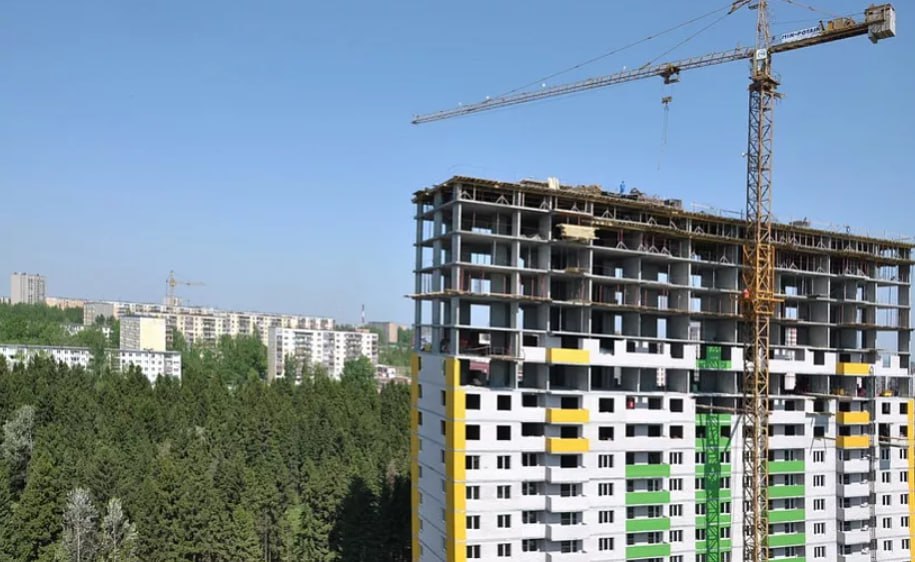 Сокращение на рынке жилья По итогам первого полугодия 2025 года застройщики Ижевска вывели в продажу на рынок первичной недвижимости порядка 2000 лотов общей площадью 89,8 тыс. кв. м, сообщает телеграм-канал «Коммерсантъ-Удмуртия». Это почти в 2 раза меньше, чем за тот же период прошлого года 3,7 тыс. лотов на 178 тыс. кв. м . При этом эксперты отмечают, что товарный запас на рынке новостроек Ижевска находится в избытке. Так, всего на «первичке» города в настоящее время представлено более 8,5 тыс. лотов жилья общей площадью 422 тыс. кв. м. #Ижевск #Удмуртия