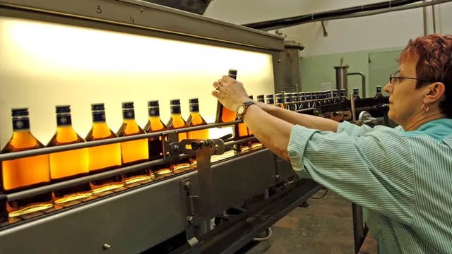 Росалкогольтабакконтроль производство коньяков в России снизилось на 16 5 10 ноября ПРАЙМ Производство коньяков в России за 10 месяцев текущего года снизилось на 16 5 в годовом выражении и составило 6 63 миллиона декалитров в то же время ликеро водочных изделий ЛВИ выпустили на 8 8 больше 15 408 миллиона декалитров следует из данных Росалкогольтабакконтроля Вместе с тем производство водки снизилось в январе октябре на 5 6 по сравнению с аналогичным периодом прошлого года до 60 76 миллиона декалитров Всего спиртных напитков крепостью свыше 9 градусов выпустили за указанный период на 3 7 меньше 91 08 миллиона декалитров Одновременно производство виноградного вина за 10 месяцев увеличилось 10 8 в годовом выражении и составило 30 05 миллиона декалитров Игристых вин шампанское произвели на 8 4 больше 14 61 миллиона декалитров Также выпуск ликерных вин вырос на 10 1 до 1 073 миллиона декалитров Всего алкогольной продукции без учета пива пивных напитков сидра пуаре и медовухи в январе октябре было произведено на 7 8 меньше по сравнению с аналогичным периодом прошлого года 139 483 миллиона декалитров