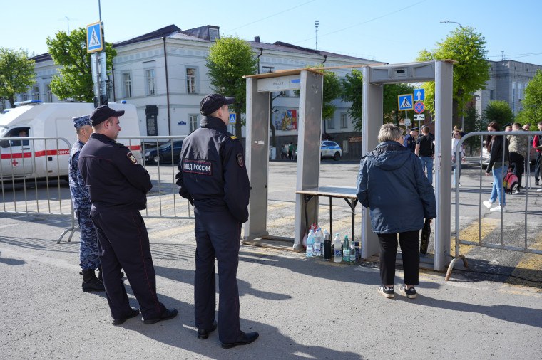 В Ульяновске во время празднования Дня города примут усиленные меры безопасности По указанию главы областного центра Александра Болдакина в этой работе наряду с правоохранительными органами и охранными организациями будут задействованы подразделения администрации города и народные дружинники Проведение Дня города на достойном уровне наша общая задача и ответственность перед ульяновцами Самое пристальное внимание здесь необходимо уделить вопросам безопасности Перед управляющими компаниями чьи дома находятся недалеко от праздничных площадок поставлена задача закрыть доступ в подвалы и на чердаки Также 13 и 14 сентября должны быть прекращены строительные и ремонтные работы за исключением аварийных на территории всего города С работниками сферы торговли и обслуживания необходимо провести инструктажи Горожанам нужно напомнить правила поведения при обнаружении объектов БПЛА сказал Александр Болдакин Мероприятия в честь 377 летия Симбирска Ульяновска пройдут на площадях Ленина и Соборной эспланаде бульваре Новый Венец улице Федерации и в парках города По периметру основных площадок будет установлено металлическое ограждение и организованы контрольно пропускные пункты оснащённые арочными металлодетекторами Также будут выставлены грузовые автомобили которые не допустят проезд транспорта не участвующего в обеспечении проводимых мероприятий Подробнее