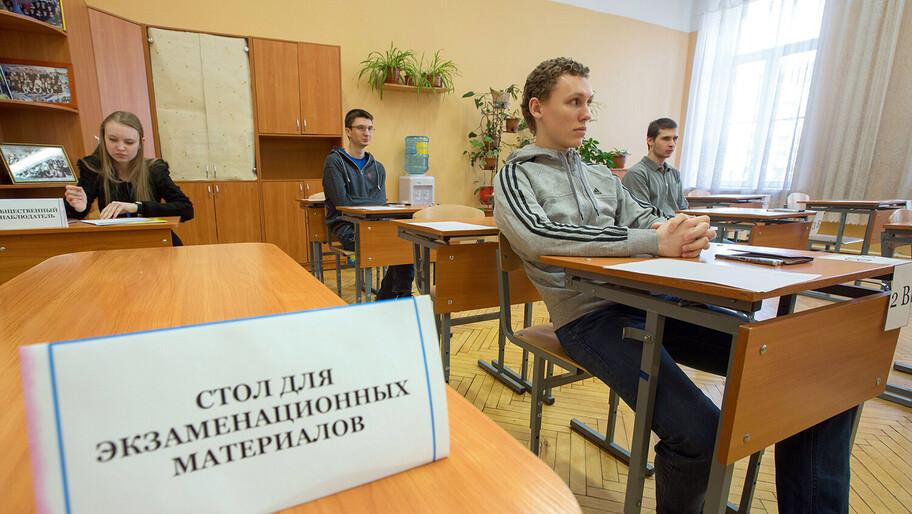 В Минобразования назвали взрывным интерес школьников в Херсонской области к ЕГЭ Число школьников решивших сдавать Единый государственный экзамен ЕГЭ в Херсонской области с каждым годом растет В 2026 году сдать ЕГЭ планируют 120 выпускников сообщил в интервью ХАН и о министра образования и науки региона Алексей Григорьев Интерес не просто растет он взрывной Если в 2023 году таких смельчаков были единицы 4 человека то в 2025 м когда экзамен впервые провели у нас их стало 34 А в этом 2026 году мы уже говорим о примерно 120 выпускниках и это не окончательная цифра сказал Григорьев По его мнению эта статистика демонстрирует что жители Херсонской области с большей уверенностью планируют свое будущее верят в стабильность и хотят для своих детей самых широких образовательных возможностей включая ведущие вузы страны Мы этот запрос полностью поддерживаем подчеркнул и о министра Ранее Президент РФ Владимир Путин подписал закон который продлевает сроки интеграции Донбасса и Новороссии в федеральную систему образования Это в том числе касается особых правил проведения государственной итоговой аттестации для школьников Правительство РФ при этом поддерживает продление переходного периода сдачи ЕГЭ в Новороссии и Донбассе до 1 января 2028 года