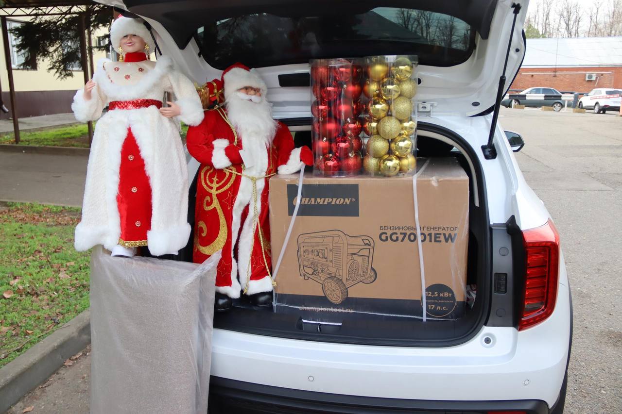 Муниципальные депутаты Кубани собрали гуманитарную помощь в подшефный детский сад Партия помощи была сформирована депутатами Совета Выселковского района по просьбе руководителя Отрадовского детского сада Новотроицкого муниципального округа Были приобретены бензиновый генератор для обеспечения бесперебойной работы учреждения ковровое покрытие в музыкальный зал К новогодней елке новогодние игрушки и сказочные персонажи Доставят груз на место заместители главы муниципального образования Выселковский район Леонтьева Наталья Павловна и Ромась Дмитрий Сергеевич