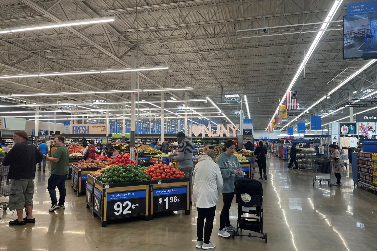 В США мужчина ранил ножом 11 человек в магазине Walmart Одиннадцати пострадавшим потребовалась медицинская помощь после того, как мужчина с ножом напал на посетителей магазина Walmart в городе Траверс-Сити штата Мичиган. Об этом информирует Мы подтверждаем, что 11 пострадавших получают медицинскую помощь в Munson Medical Center. В связи с этим отделение неотложной помощи в настоящее время испытывает более высокую, чем обычно, нагрузку, - рассказали в пресс-службе местной больницы. В полиции штата заявили, что подозреваемый в нападении был задержан