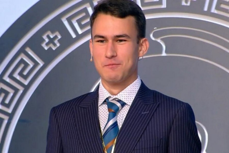 Два тамбовских школьника вышли в полуфинал телеигры Умницы и умники Ученик 11 го класса 2 Гавриловской школы Фёдор Олейниченко и ученик 11 го класса школы 3 с углубленным изучением отдельных предметов города Котовска Данил Бухаров успешно выступили в четвертьфинале интеллектуальной игры Фёдор играл на самой сложной красной дорожке сыграл блиц и ответил на вопрос профессора Юрия Вяземского о трижды Герое Советского Союза Данил выступал на желтой дорожке Вопросы были по теме Династия Тан Китай в эпоху Средневековья Юноша ответил на вопрос о драконе и тигре символизирующих силу в Китае программа Умницы и умники   ИА Онлайн Тамбов ру