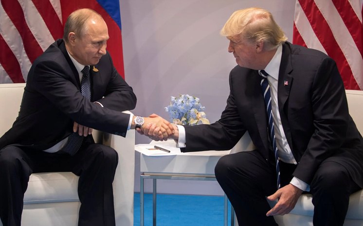 Трамп всё больше отстраняется от урегулирования конфликта на Украине, — NBC News   Президент США Дональд Трамп всё больше разочаровывается в попытках мирного урегулирования между Россией и Украиной и отстраняется от переговорного процесса, — констатирует американский NBC News   Госсекретарь Марко Рубио присутствовал на предыдущих мирных переговорах в Стамбуле. Сейчас же он ограничился телефонным разговором с МИД России   По итогам прошедших в понедельник переговоров делегаций России и Украины официальные лица США сообщили, что разочарованы, но не удивлены внушительным списком требований со стороны России   «Ранее Трамп угрожал ввести новые санкции против России, но после завершения второго раунда переговоров в понедельник не было никаких признаков того, что администрация предприняла какие-либо шаги для выполнения его угрозы», — подчёркивает NBC News  «КРИСТАЛЛ РОСТА» ранее информировал о том, что по мнению The New York Times Россия и США обсуждают не только и не столько Украину: перемирие в украинском конфликте лишь повод для обстоятельных переговоров двух стран. Трамп готов разделить глобальное влияние Америки с Россией и Китаем