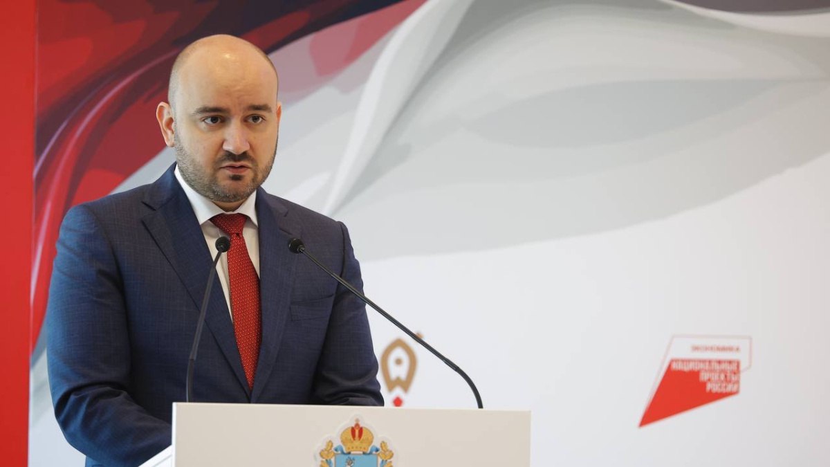Вячеслав Федорищев поздравил самарских защитников природы с Днём эколога Ежегодно 5 июня планета отмечает Всемирный день окружающей среды, который в России носит название День эколога. Отечественный праздник учреждён в 2007 году Указом Президента РФ Владимира Путина. Несмотря на различие наименований, цель одна - напомнить людям о том, насколько важно думать о будущем планеты и заботиться о природе. По случаю Дня эколога к защитникам природы обратился губернатор Самарской области Вячеслав Федорищев: "Уважаемые экологи! Поздравляю вас с профессиональным праздником! Забота об экологическом благополучии, сохранение окружающей среды и защита природы – одна из важнейших задач власти, бизнеса и всего нашего общества, от решения которой зависит здоровье жителей региона, жизнь будущих поколений. В Самарской области ведется большая работа по расчистке акваторий озер и рек, возрождению биоразнообразия – только в прошлом году экологи восстановили популяции 5 краснокнижных растений Самарской области. В рамках национального проекта «Экология» рекультивирована территория на правом берегу Волги, где впервые в России использовалась современная технология компостирования, разработанная специалистами-экологами Самарской области. В 2024 году заложена почти тысяча гектаров леса, а в 2025 году по новому национальному проекту «Экологическое благополучие», инициированному Президентом России Владимиром Путиным, самарские лесники восстановят более 850 гектаров зеленых массивов. Свой вклад в сохранение природы региона вносят и неравнодушные жители: 6 тысяч жителей Самарской области приняли участие в акции «Сад памяти», посадив 143 тысячи молодых деревьев. Обеспечить экологическую безопасность нашего края, сохранить первозданную красоту Волги и его заповедных мест – это то, к чему мы должны прилагать максимальные усилия. Искренне благодарю всех специалистов-экологов, активистов, волонтеров, которые помогают решать эти задачи! Уважаемые специалисты в сфере экологии! Выражаю вам огромную признательность за труд! От всей души желаю вам крепкого здоровья, счастья, благополучия и успехов в деле сбережения родной природы!" - обратился к экологам глава региона. : Пресс-служба Правительства Самарской области