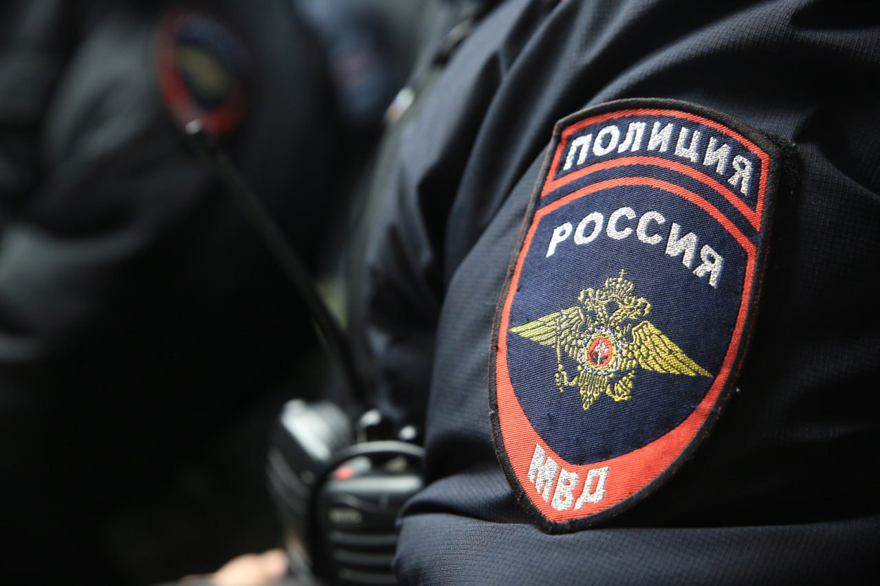 В Якутске полицейские установили мужчину фиктивно поставившего на учёт 39 иностранцев Дознавателем и участковыми уполномоченными отдела полиции 2 МУ МВД России Якутское в ходе совместной внеплановой проверки выявлен факт нарушения миграционного законодательства ранее судимым 48 летним жителем Якутска Полицейские выяснили что с января 2024 по март 2025 года мужчина осуществил фиктивную постановку на учёт по месту пребывания 39 мигрантов из ближнего зарубежья зарегистрировав их в своем частном доме по улице Строда При этом злоумышленник не имел намерений предоставлять иностранным гражданам жилплощадь для проживания Подозреваемый пояснил что размещал объявления об оказании нелегальной услуги в группах мессенджера через своих знакомых и получал от откликнувшихся иностранцев денежное вознаграждение в размере от 2 до 5 тысяч рублей за человека Деньги понадобились ему на строительство частного дома В настоящее время уголовное дело возбуждённое и расследованное по статье 322 3 Уголовного кодекса Российской Федерации вместе с утверждённым обвинительным актом направлено для рассмотрения в суд решения которого фигурант дожидается находясь под подпиской о невыезде и надлежащем поведении Пресс служба МВД по Республике Саха Якутия mvd sakha Поддержать канал