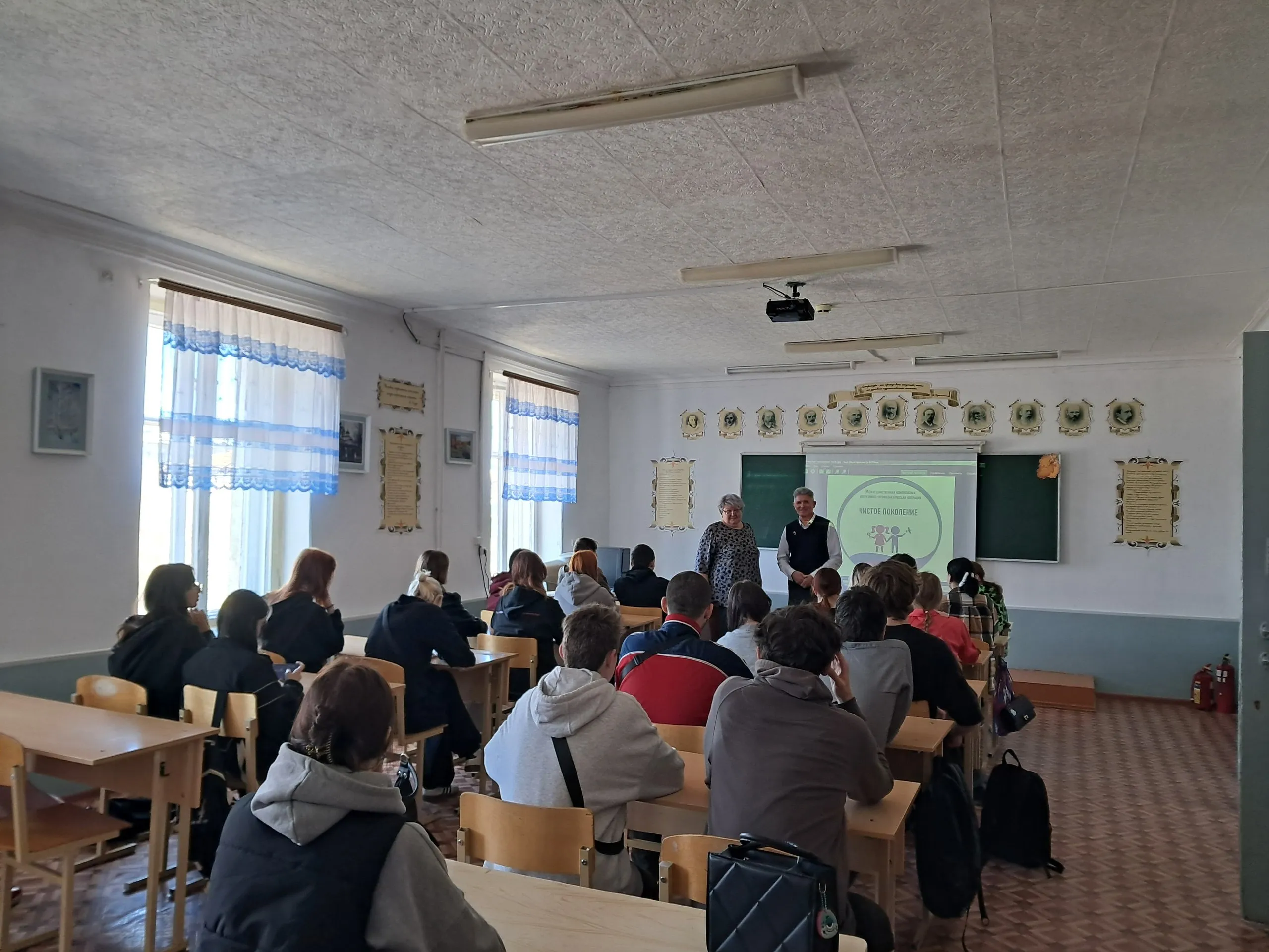 Профилактическая встреча со студентами прошла в рамках межведомственной комплексной оперативно профилактической операции Чистое поколение 2026 Она направлена на профилактику правонарушений предупреждение распространения наркомании среди несовершеннолетних и молодёжи выявление и пресечение фактов их вовлечения в противоправную деятельность связанную с незаконным оборотом наркотических средств и психотропных веществ Председатель Общественного совета при МО МВД России Камышинский Сергей Дудин провёл встречу со студентами индустриально педагогического колледжа имени Героя Советского Союза А П Маресьева Он разъяснил положения законодательства предусматривающие ответственность за правонарушения в сфере незаконного оборота наркотиков и привёл примеры из практики с участием несовершеннолетних Участникам лектория посмотрели видеоролик направленный на формирование ценностей здорового образа жизни